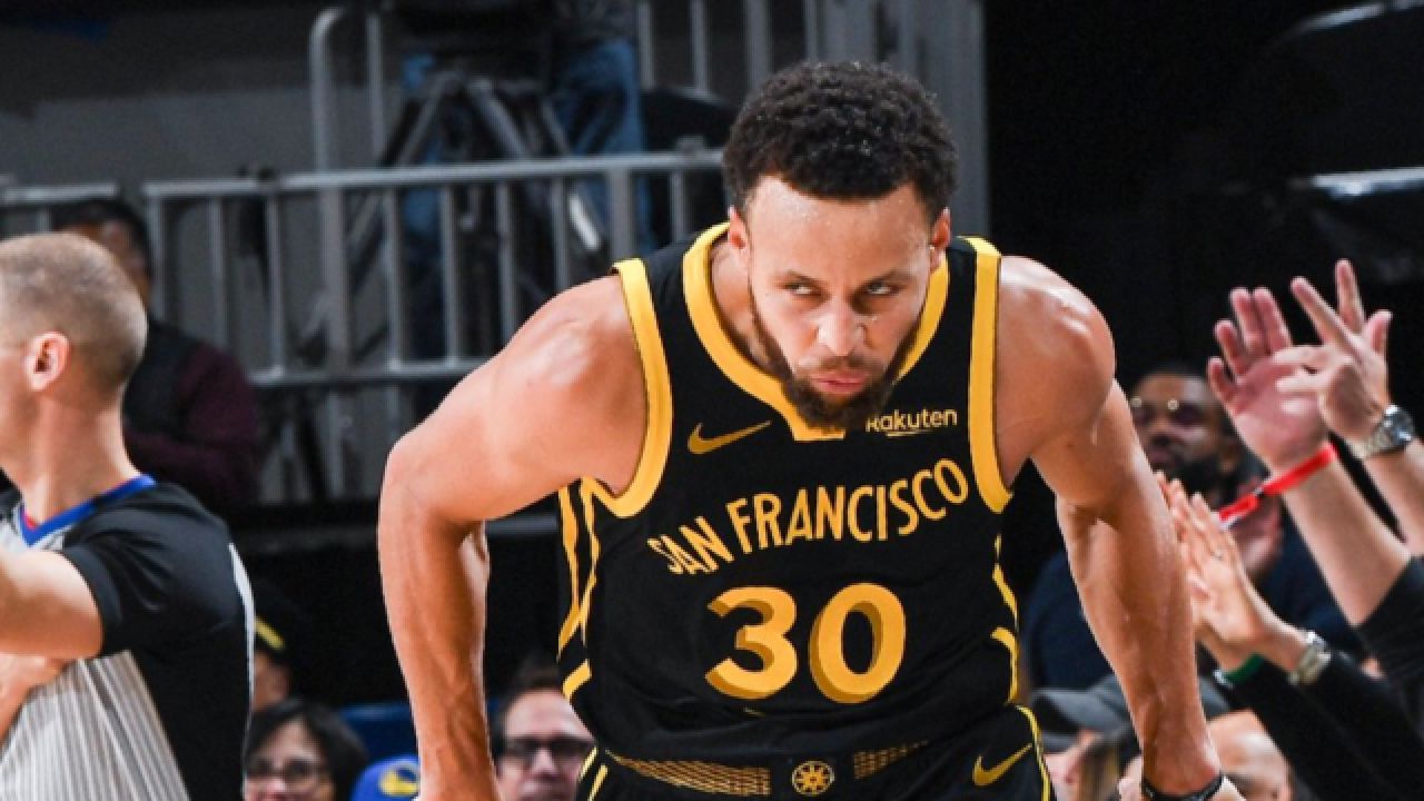 包含篮网不断突破！，库里连续十场比赛得分超过比赛规则变更上演精彩一战的词条